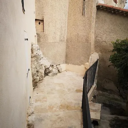 Logement Atypique Avec Terrasse Et Roche Apparente *